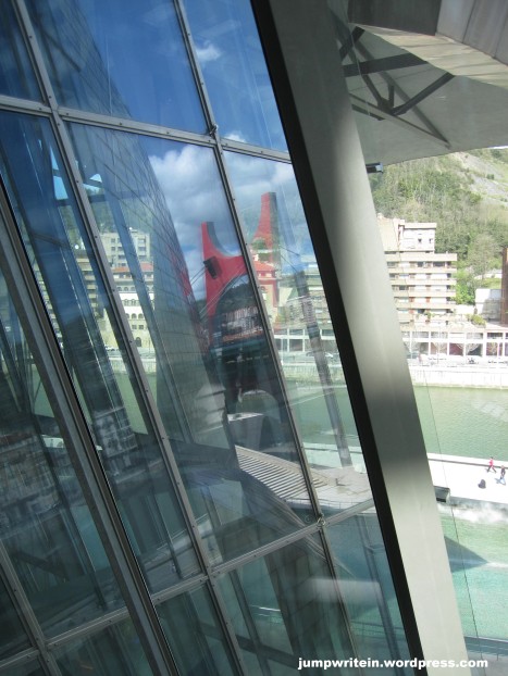 The glass walls generate a close tie between the Museum and the City.